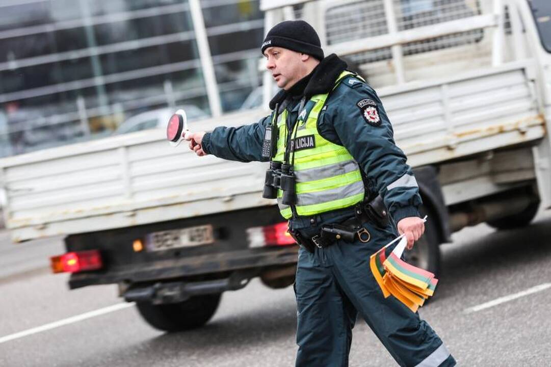 Kauno kelių policininkai vairuotojus ne baudė, bet apdovanojo