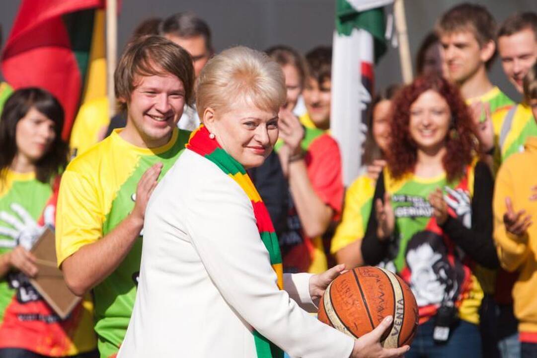Prezidentė išbandė krepšinio kamuolio šoklumą
