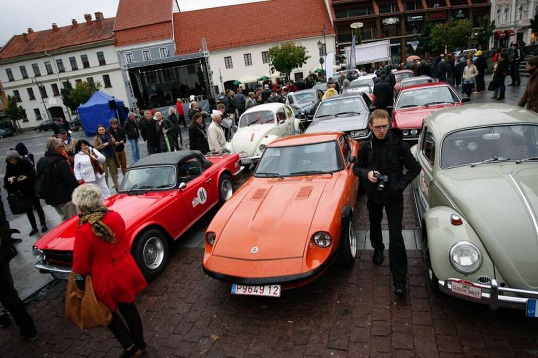 Klasikinių automobilių gerbėjai vairuoja džentelmeniškai