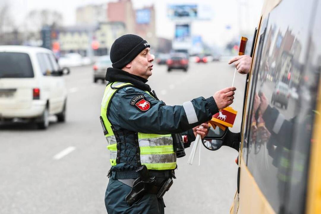 Kauno kelių policininkai vairuotojus ne baudė, bet apdovanojo