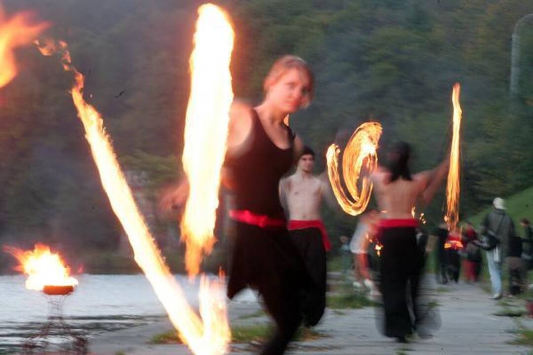 Neries krantinėje uždegta per 4000 žvakučių