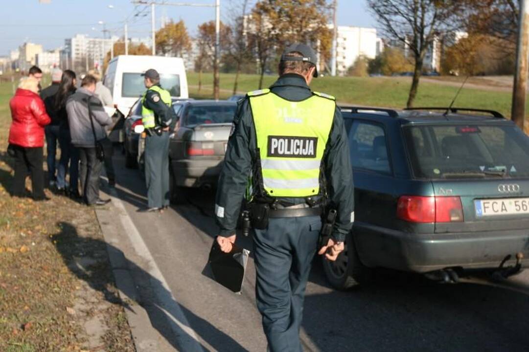 Vilniuje Laisvės prospekte susidūrė penki automobiliai