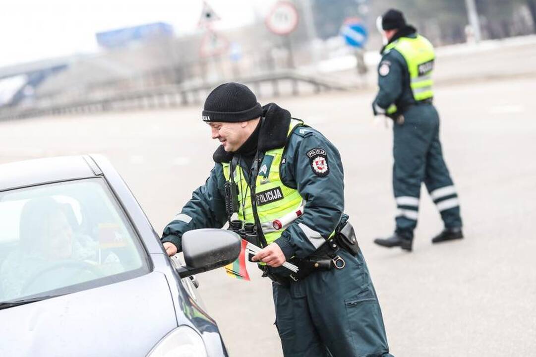 Kauno kelių policininkai vairuotojus ne baudė, bet apdovanojo