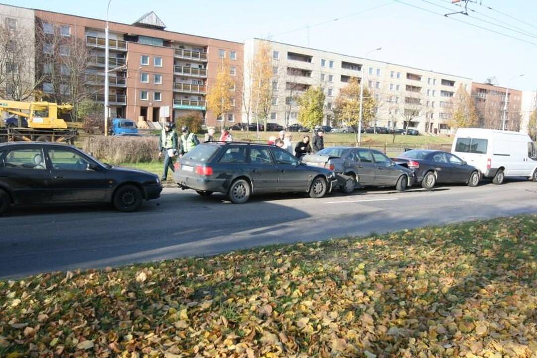 Vilniuje Laisvės prospekte susidūrė penki automobiliai