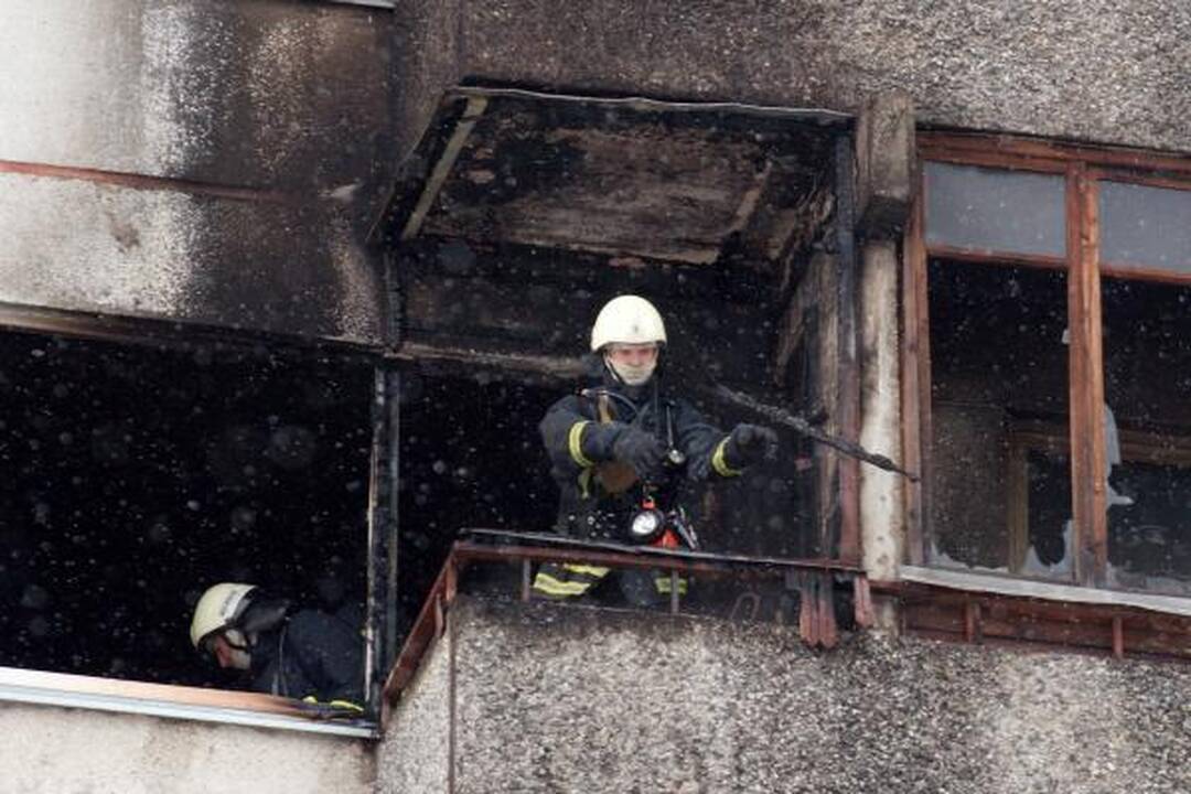 Iš degančio buto ugniagesiai išgelbėjo moterį