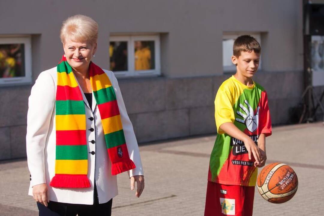 Prezidentė išbandė krepšinio kamuolio šoklumą