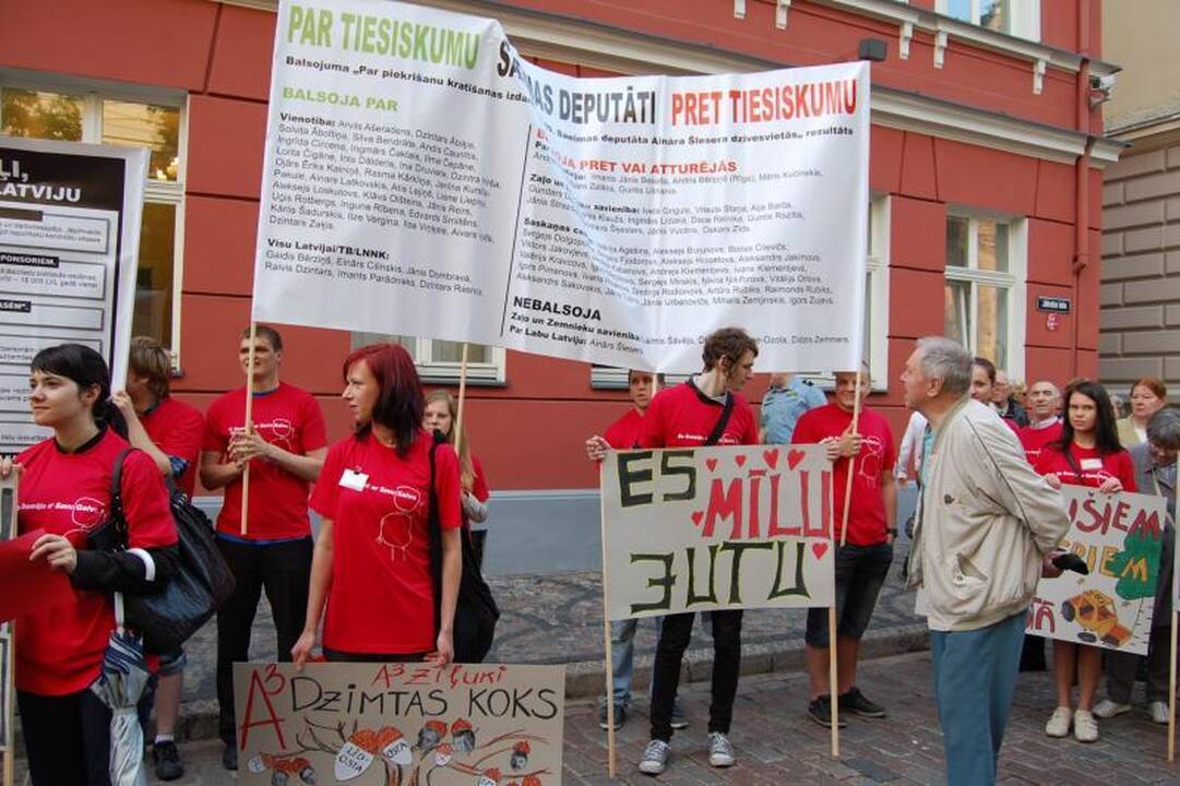 Latvijos prezidentas prie Seimo pastato sutiktas plojimais