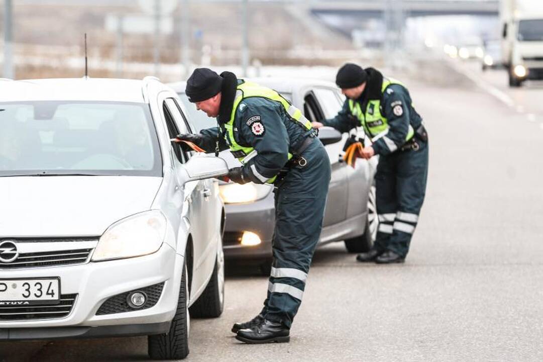 Kauno kelių policininkai vairuotojus ne baudė, bet apdovanojo