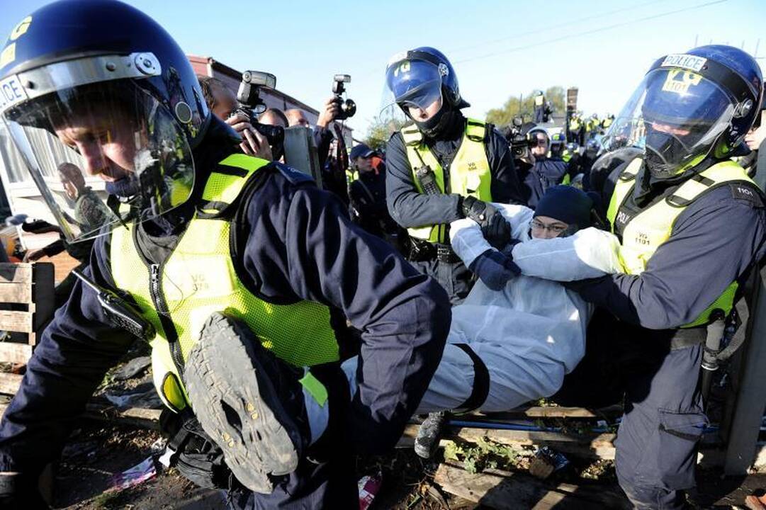 Britai iš šalies veja „savo čigonus“ airius