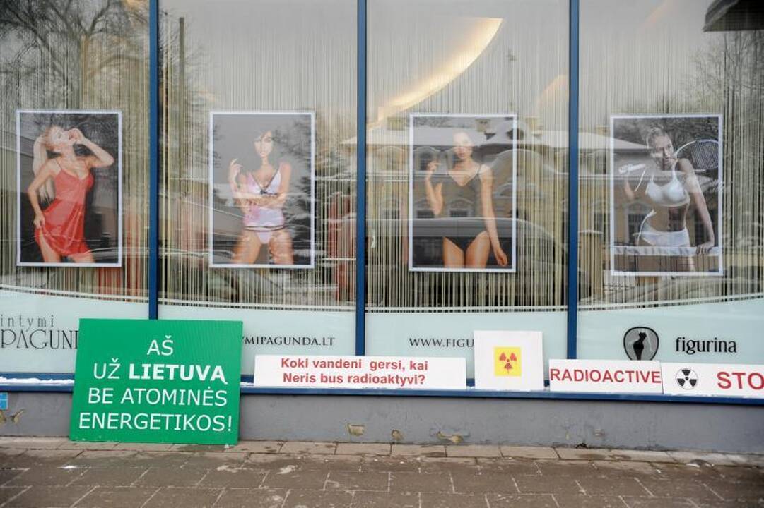 Prie ambasadų – protestai prieš atomines elektrines