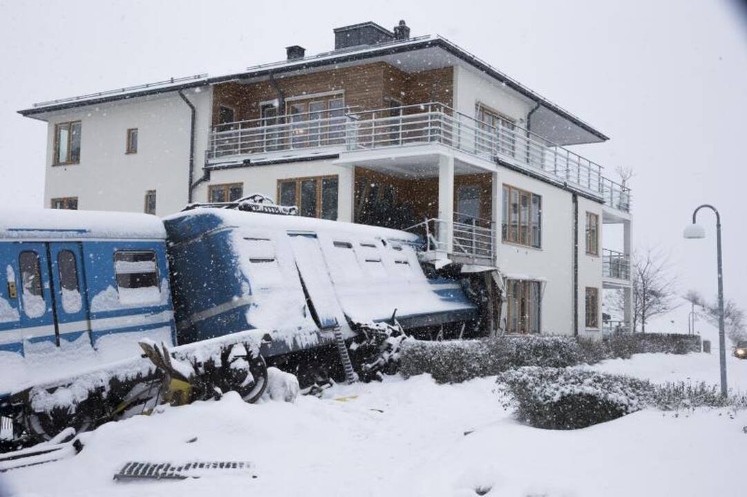 Švedijoje valytoja nuvarė traukinį ir rėžėsi į namą 