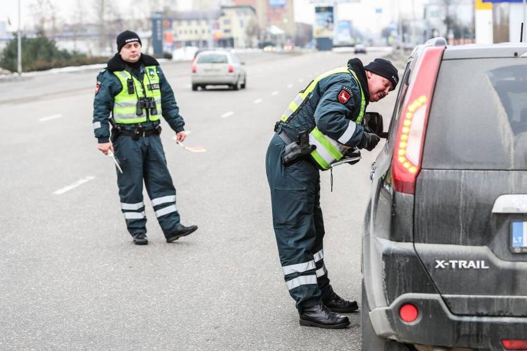 Kauno kelių policininkai vairuotojus ne baudė, bet apdovanojo