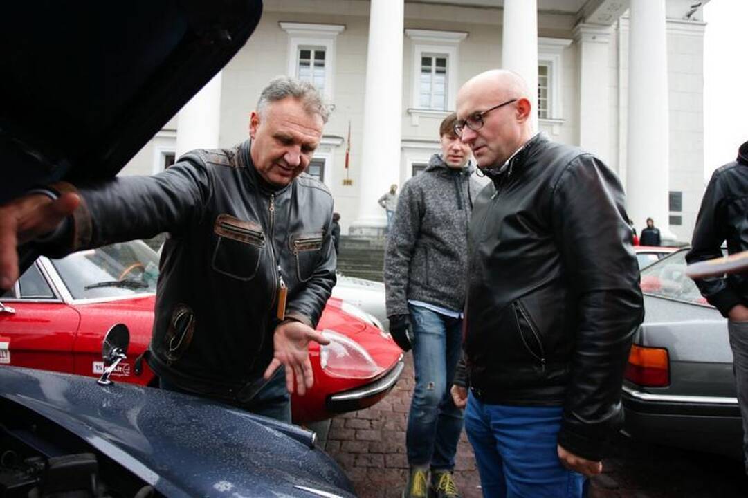Klasikinių automobilių gerbėjai vairuoja džentelmeniškai