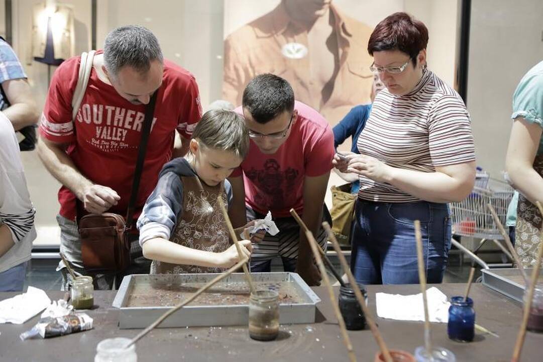 Klaipėdiečiai rekordo siekė tapydami ant vandens