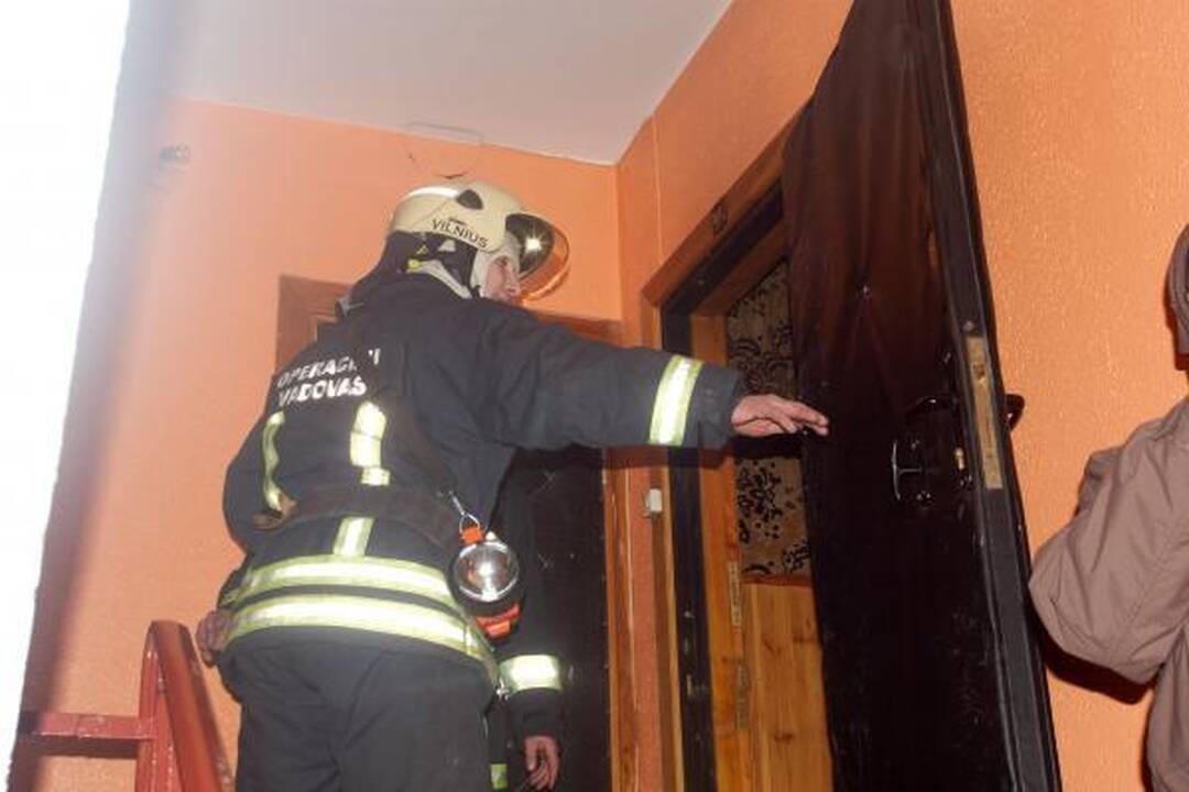 Iš degančio buto ugniagesiai išgelbėjo moterį