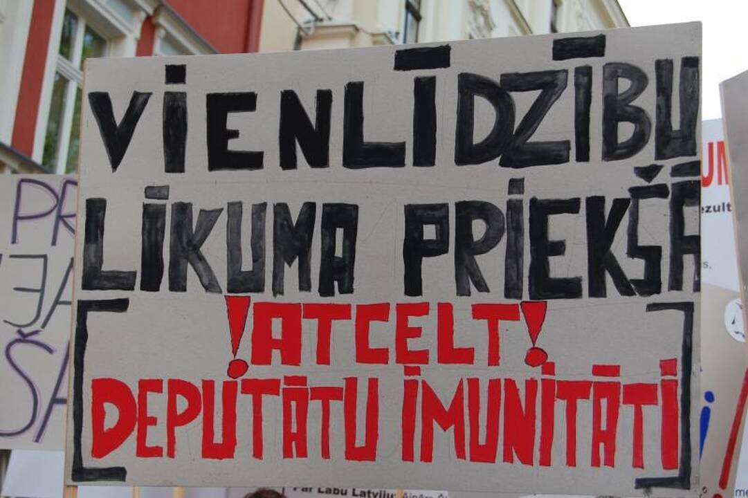 Latvijos prezidentas prie Seimo pastato sutiktas plojimais