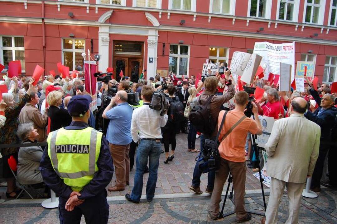 Latvijos prezidentas prie Seimo pastato sutiktas plojimais