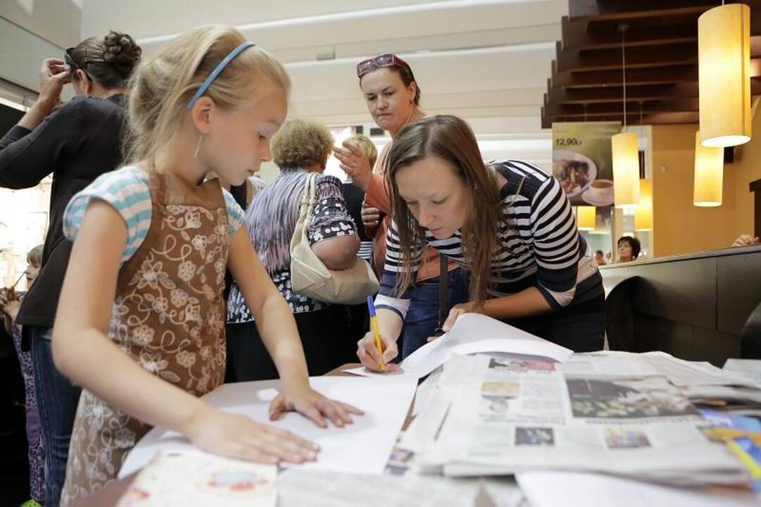 Klaipėdiečiai rekordo siekė tapydami ant vandens