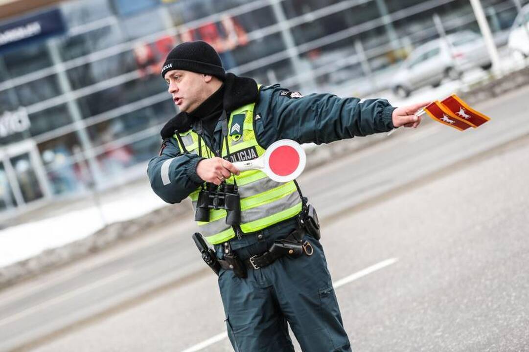 Kauno kelių policininkai vairuotojus ne baudė, bet apdovanojo