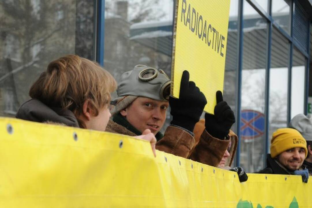 Prie ambasadų – protestai prieš atomines elektrines