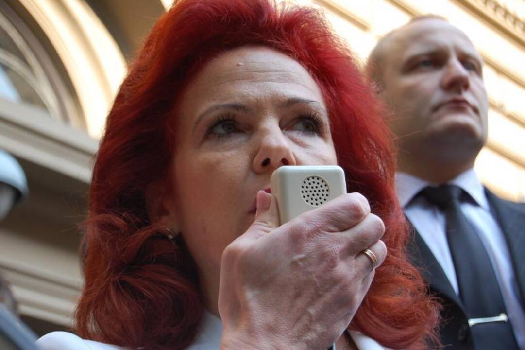 Latvijos prezidentas prie Seimo pastato sutiktas plojimais