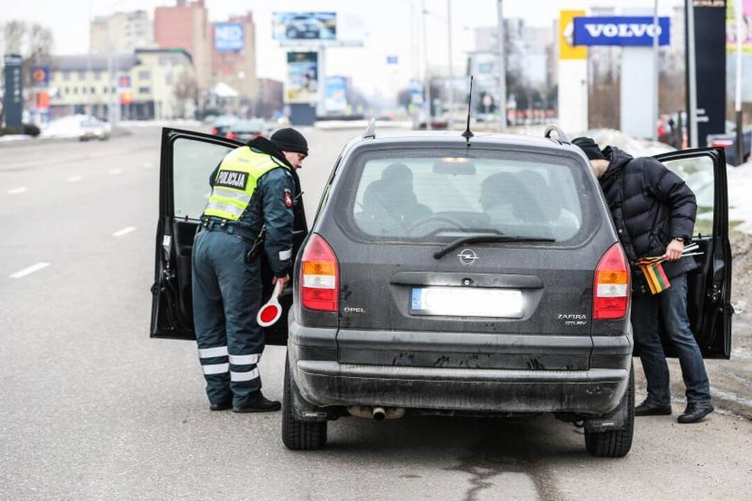 Kauno kelių policininkai vairuotojus ne baudė, bet apdovanojo