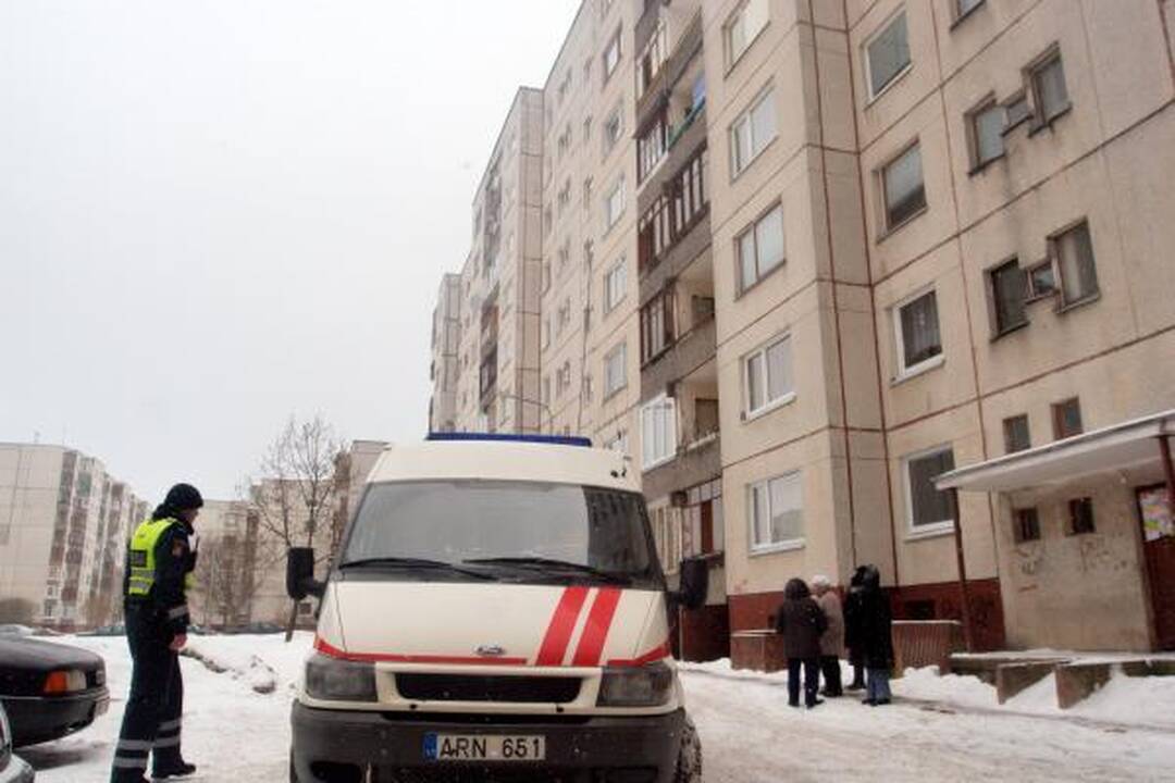 Iš degančio buto ugniagesiai išgelbėjo moterį