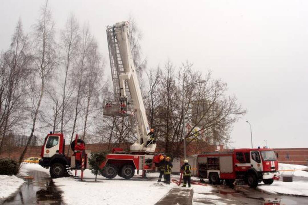 Iš degančio buto ugniagesiai išgelbėjo moterį