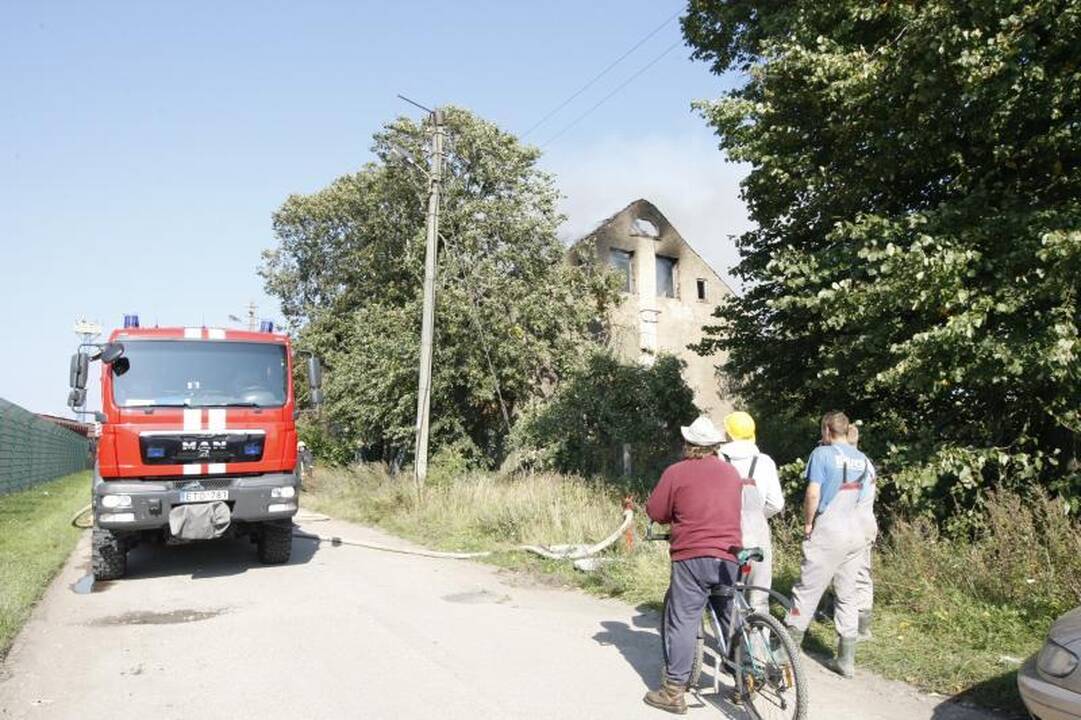 Klaipėdoje netoli uosto degė negyvenamas namas