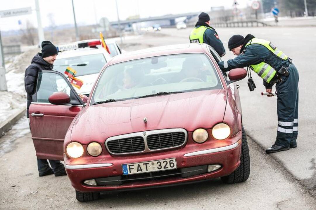 Kauno kelių policininkai vairuotojus ne baudė, bet apdovanojo