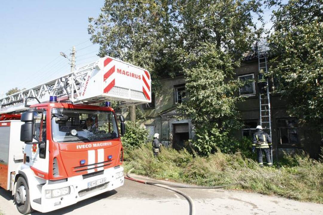 Klaipėdoje netoli uosto degė negyvenamas namas