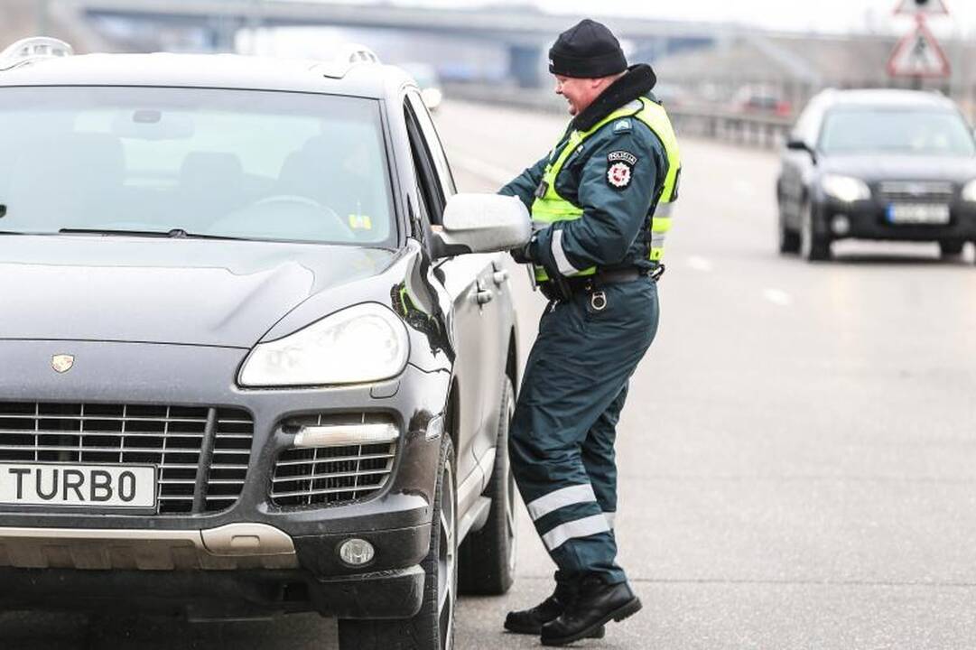 Kauno kelių policininkai vairuotojus ne baudė, bet apdovanojo