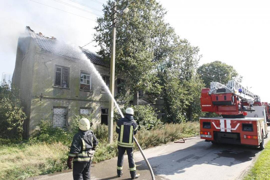 Klaipėdoje netoli uosto degė negyvenamas namas
