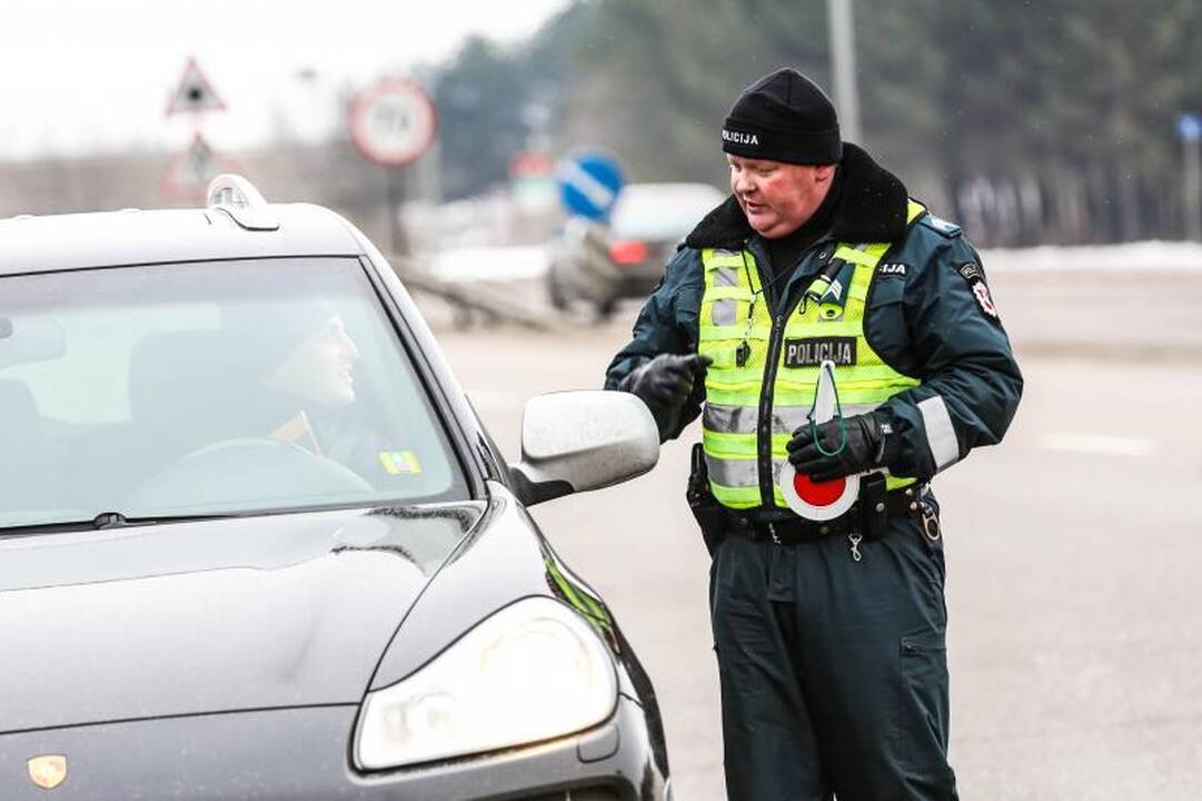 Kauno kelių policininkai vairuotojus ne baudė, bet apdovanojo