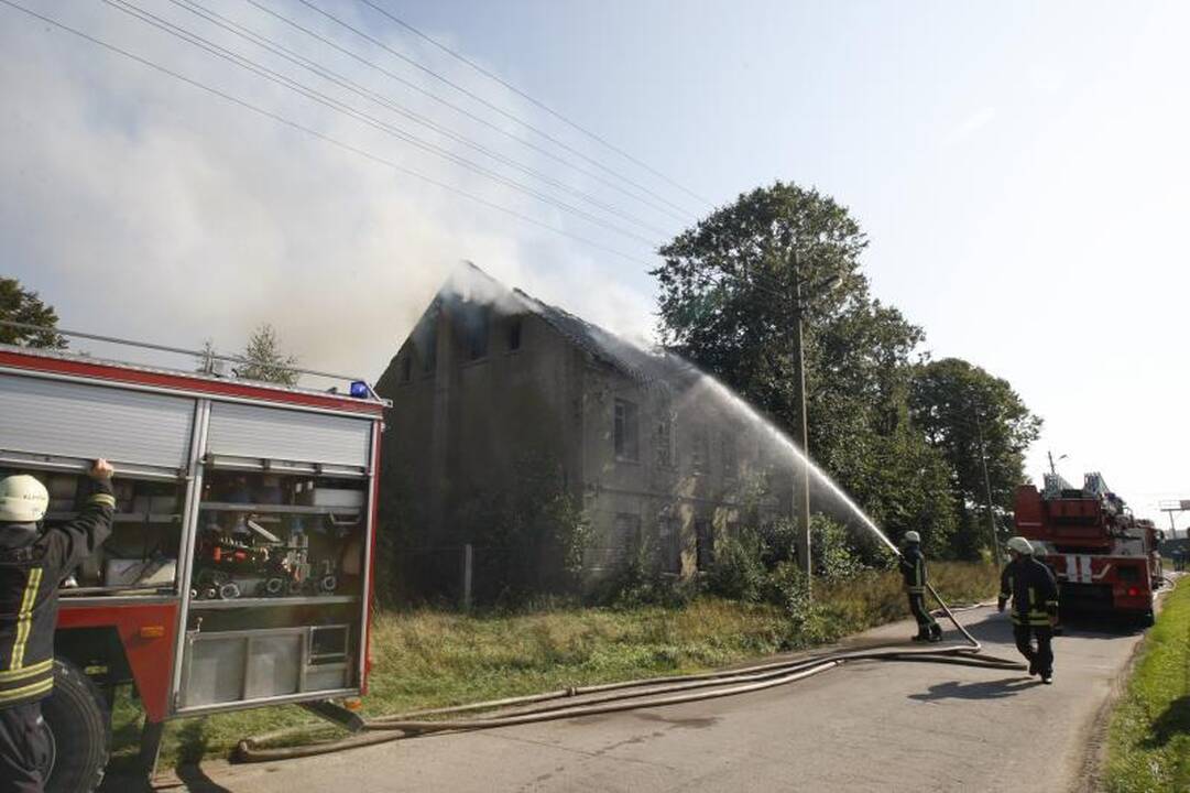 Klaipėdoje netoli uosto degė negyvenamas namas