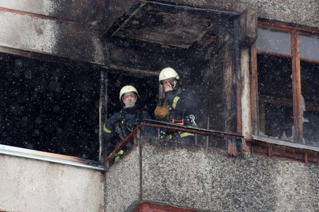 Iš degančio buto ugniagesiai išgelbėjo moterį