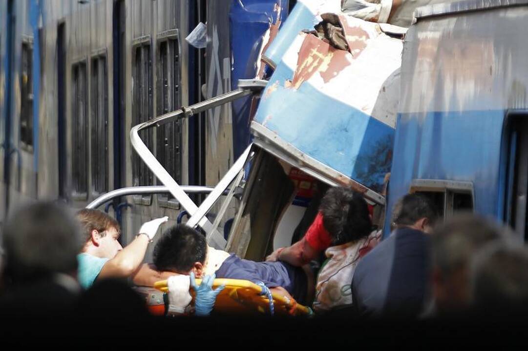 Argentinoje traukinys rėžėsi į užtvarą, yra žuvusiųjų