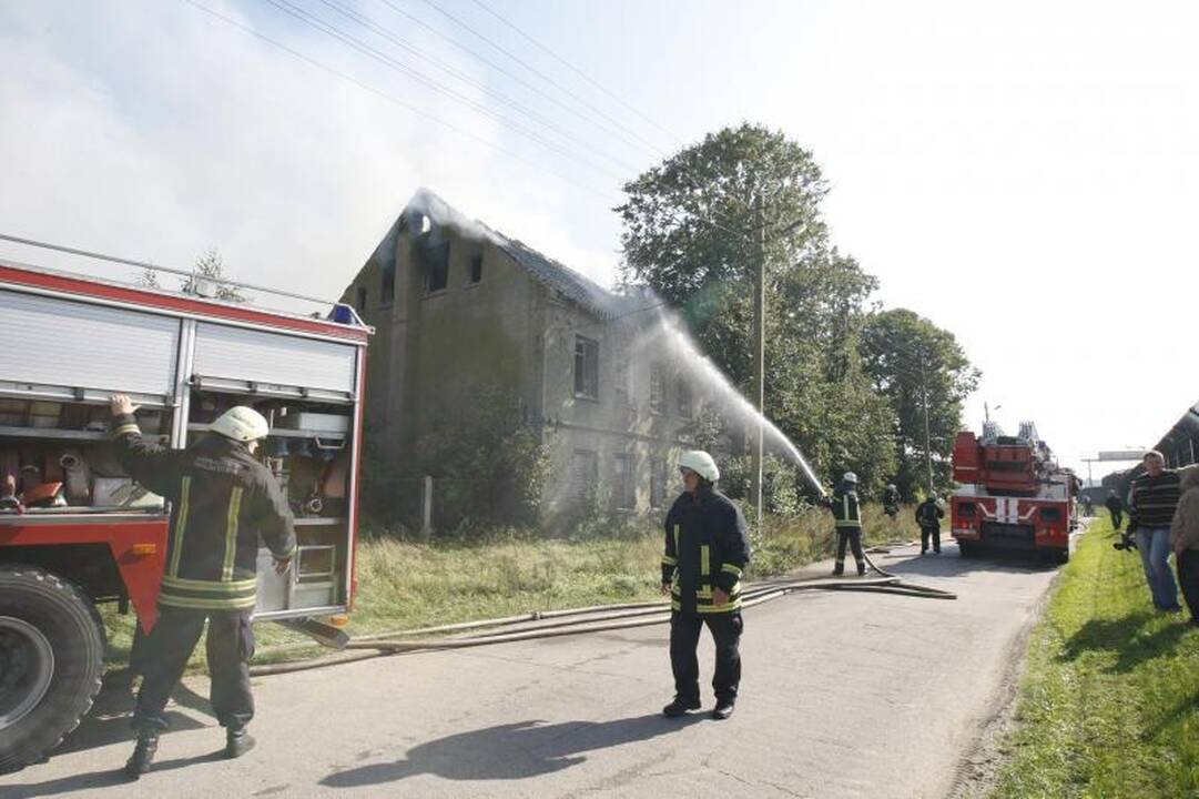 Klaipėdoje netoli uosto degė negyvenamas namas