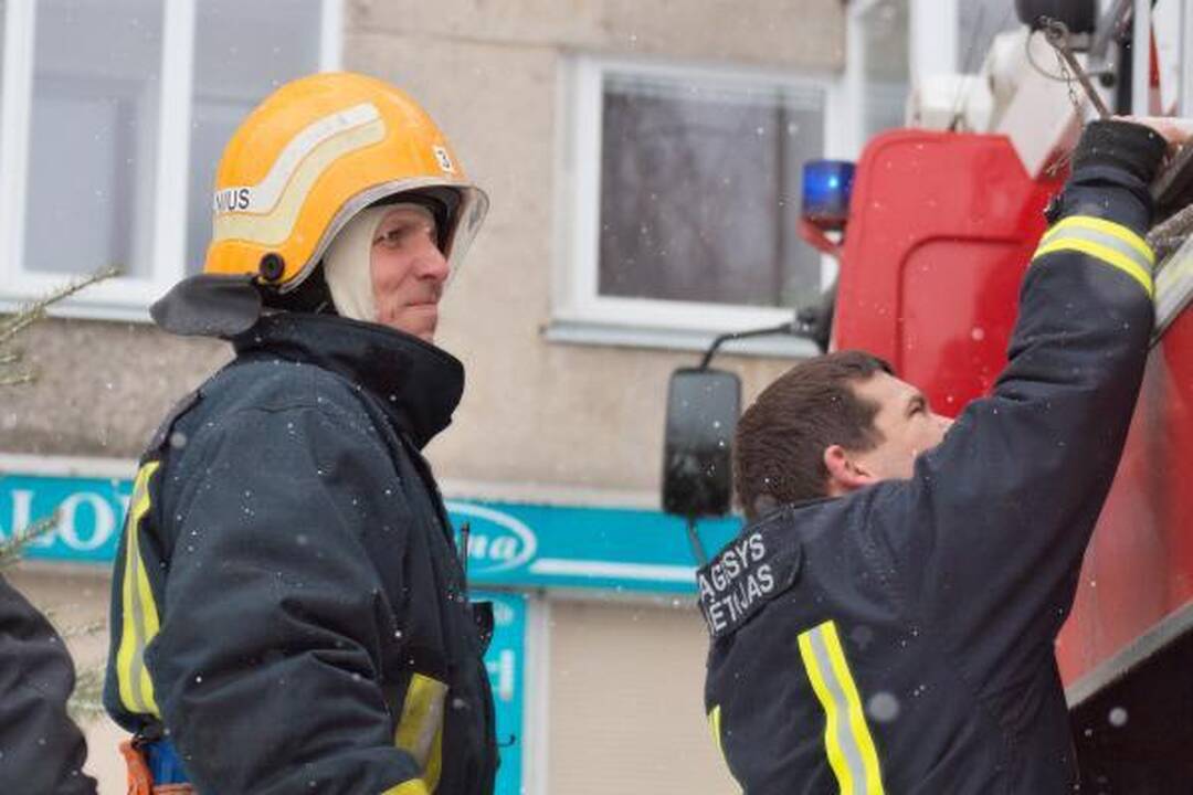 Iš degančio buto ugniagesiai išgelbėjo moterį