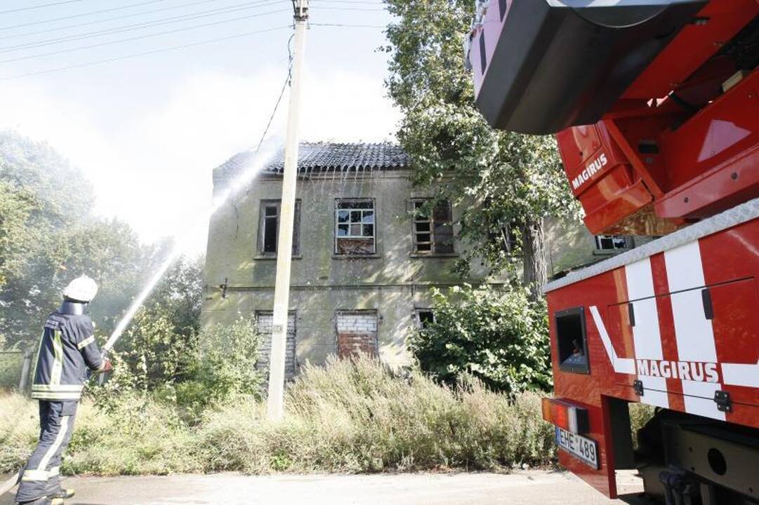 Klaipėdoje netoli uosto degė negyvenamas namas