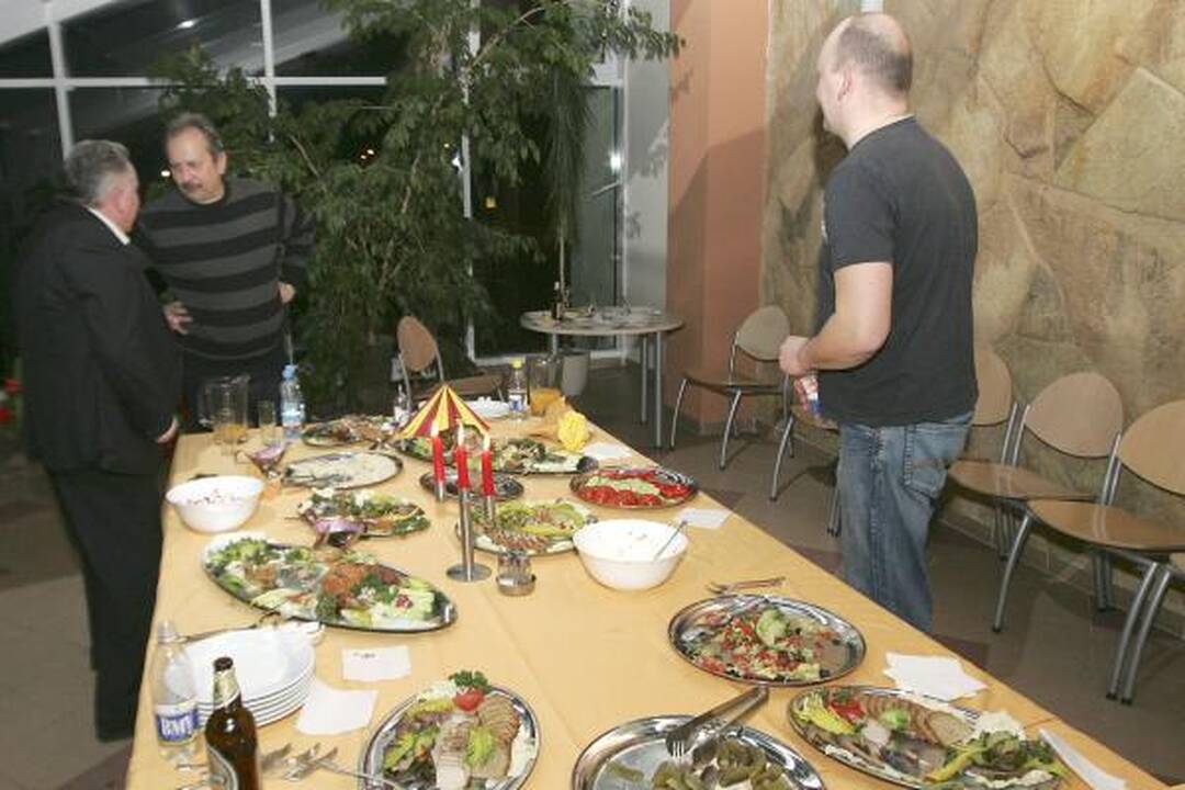 Kauno politikai savo sukaktį minėjo purvo voniose