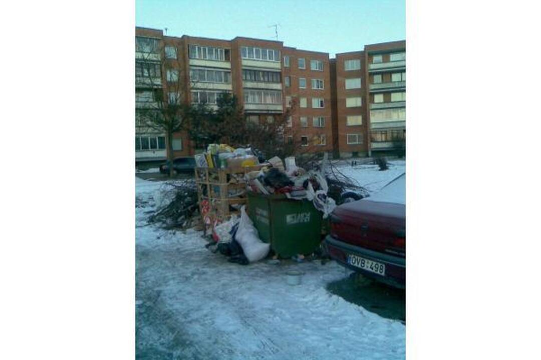Šiukšlių kalnai daugiabučio kieme - gyventojų reikalas?