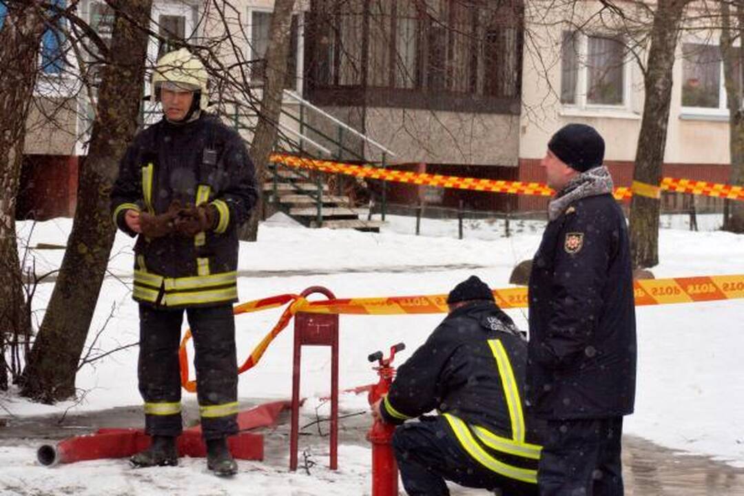 Iš degančio buto ugniagesiai išgelbėjo moterį