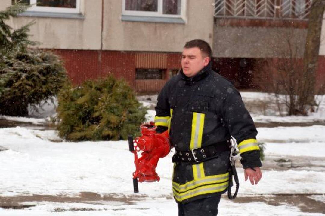 Iš degančio buto ugniagesiai išgelbėjo moterį
