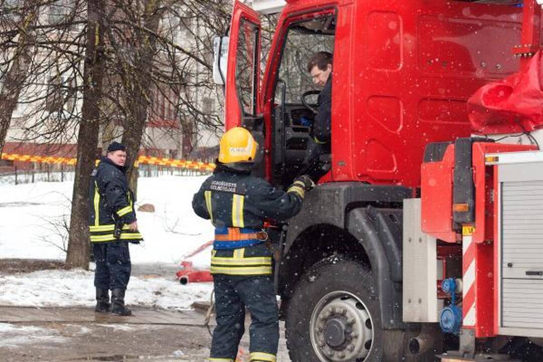 Iš degančio buto ugniagesiai išgelbėjo moterį