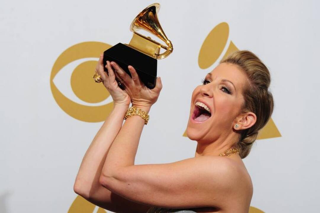 „Grammy“ apdovanojimų ceremonijoje triumfavo Adele 