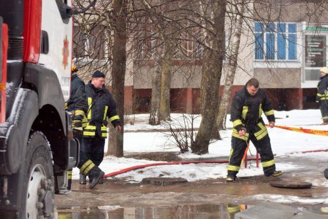 Iš degančio buto ugniagesiai išgelbėjo moterį