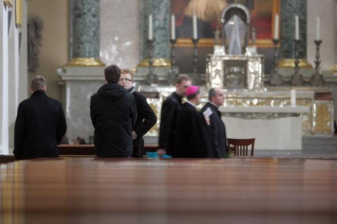 Katalikai, laukdami Velykų, pradėjo Didįjį tridienį (pamaldų laikas Vilniaus bažnyčiose)