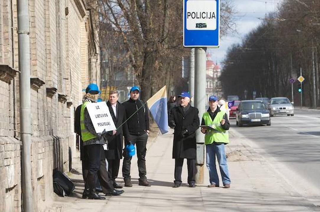Prie policijos komisariatų - parama pareigūnams