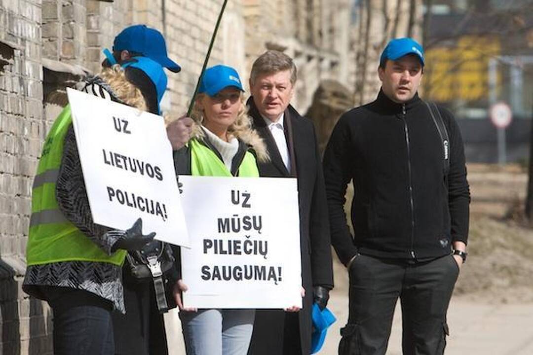 Prie policijos komisariatų - parama pareigūnams